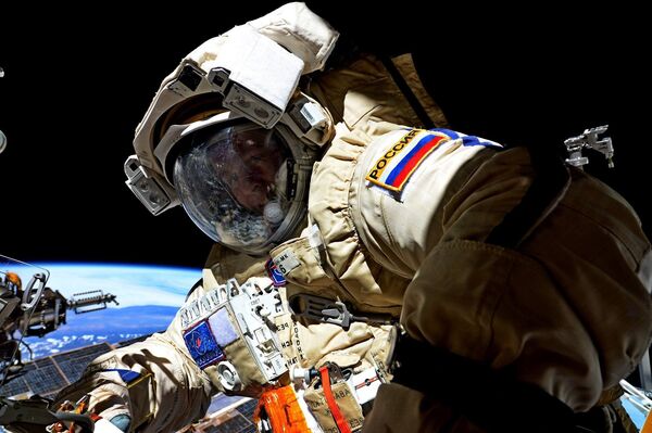 رائد فضاء روس كوسموس الروسي سيرغي ريازانسكي خلال خروجه إلى الفضاء الخارجي - سبوتنيك عربي