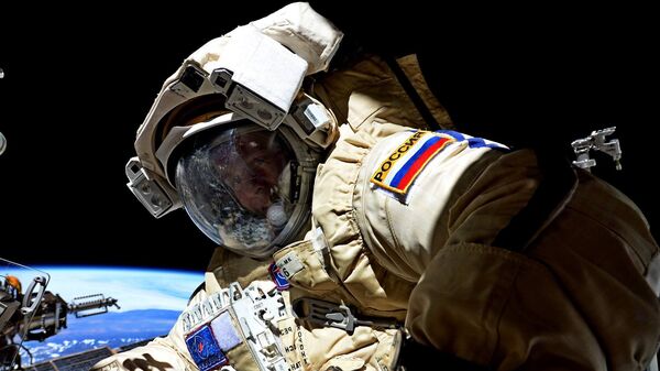 رائد فضاء روس كوسموس الروسي سيرغي ريازانسكي خلال خروجه إلى الفضاء الخارجي - سبوتنيك عربي