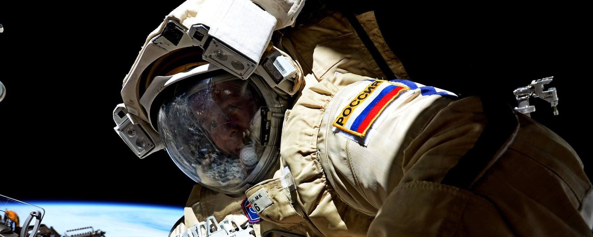 رائد فضاء روس كوسموس الروسي سيرغي ريازانسكي خلال خروجه إلى الفضاء الخارجي - سبوتنيك عربي, 1920, 14.10.2019