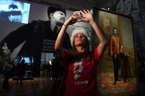 السائحة البرازيلية جوانا نافيغا خلال معرض القصر الشتوي ومتحف الإرميتاج 1917. التاريخ نشأ هنا في سان بطرسبورغ - سبوتنيك عربي