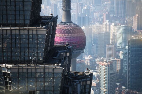 برج تزين ماو وبرج الإذاعة والتلفزيون اللؤلؤة الشرقية في شنغهاي، الصين - سبوتنيك عربي