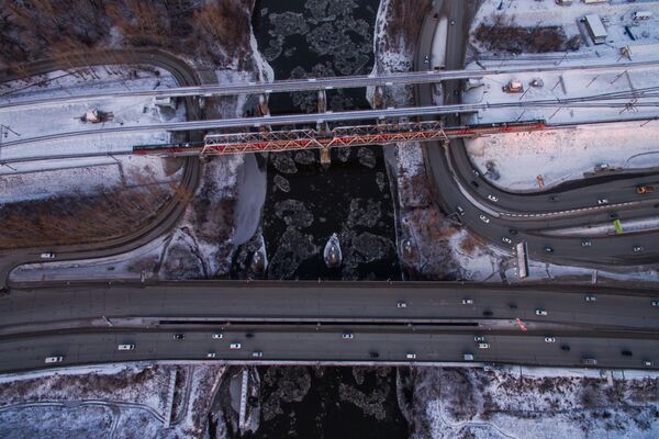 طرق السكك الحديدية والجسور عبر نهر إنيا في نوفوسيبيرسك، روسيا - سبوتنيك عربي