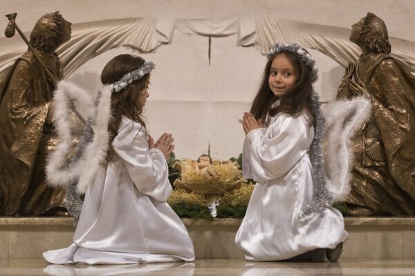 أطفال يرتدون زي الملائكة خلال مراسم الاحتفال بعيد الميلاد المجيد في بريستينا، كوسوفو 24 ديسمبر/ كانون الأول 2017 - سبوتنيك عربي