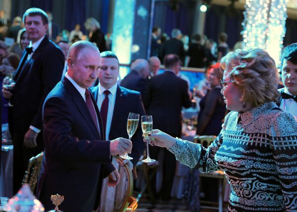 الرئيس فلاديمير بوتين خلال حفل رأس السنة بحضور الأهالي والأطفال في قصر الكرملين، موسكو 26 ديسمبر/ كانون الأول 2017 - سبوتنيك عربي