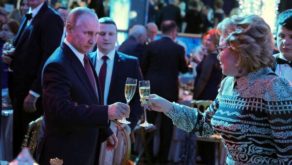 الرئيس فلاديمير بوتين خلال حفل رأس السنة بحضور الأهالي والأطفال في قصر الكرملين، موسكو 26 ديسمبر/ كانون الأول 2017 - سبوتنيك عربي