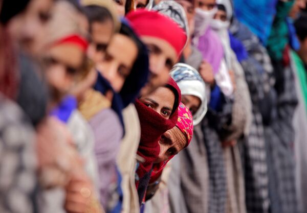 تجمع النساء في جنازة لرؤية جثة نور محمد تانتراي، المسلح المشتبه، الذي وفقا لما ذكرته وسائل الإعلام المحلية قُتل خلال الاشتباكات مع قوات الأمن الهندية فى بلدة ترال جنوبي كشمير في 26 ديسمبر/ كانون الأول 2017 - سبوتنيك عربي