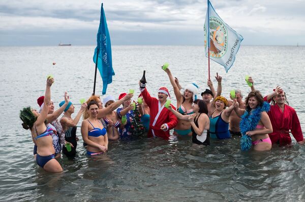 أعضاء نادي مورجي للسباحة من سيفاستوبل خلال مسيرة بابا نويل في يالطا - سبوتنيك عربي