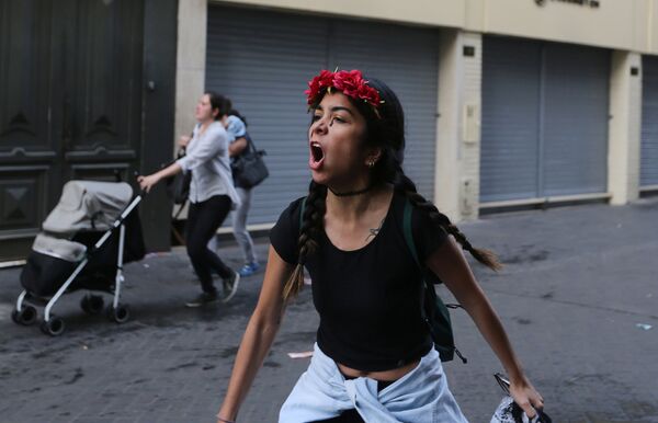 محتجون في ليما، بعد صدور إعفاء من الرئيس الحالي بيدرو بابلو كوسزينسكي للرئيس السابق ألبيرتو فوجيموري، بيرو 25 ديسمبر/ كانون الأول 2017 - سبوتنيك عربي