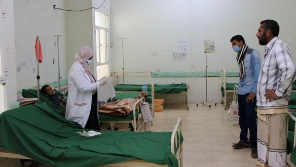 نهلة عريشي طبيبة أطفال تعالج صبي مصاب بالدفتريا في مستشفى الصداقة التعليمي في مدينة عدن الساحلية الجنوبية - سبوتنيك عربي