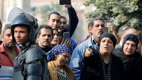 الناس بالقرب من موقع الهجوم على كنيسة مار مينا في منطقة حلوان على مشارف القاهرة - سبوتنيك عربي