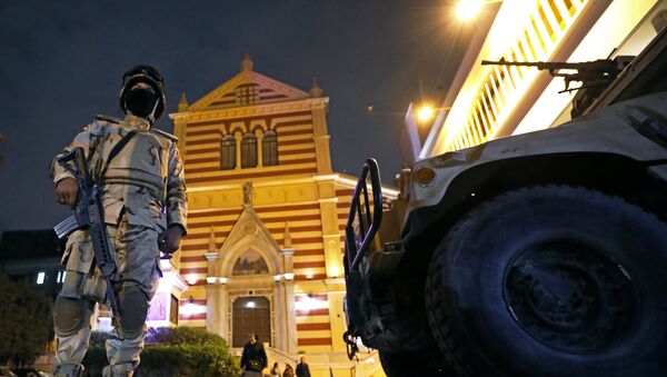 جنود الجيش يقفون حراسا خلال ليلة رأس السنة الجديدة في كنيسة القديس يوسف الرومانية الكاثوليكية في القاهرة - سبوتنيك عربي