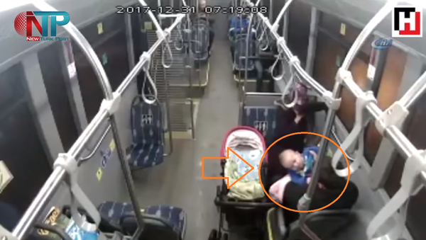 سائق حافلة ينقذ طفل رضيع من الموت بطريقة مذهلة - سبوتنيك عربي