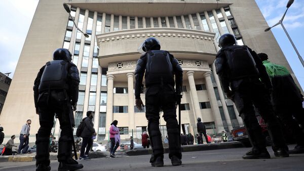 قوات الأمن المصرية تقف حراسة خارج المحكمة خلال محاكمة محامي حقوق الإنسان والمرشح الرئاسي السابق خالد علي في القاهرة - سبوتنيك عربي