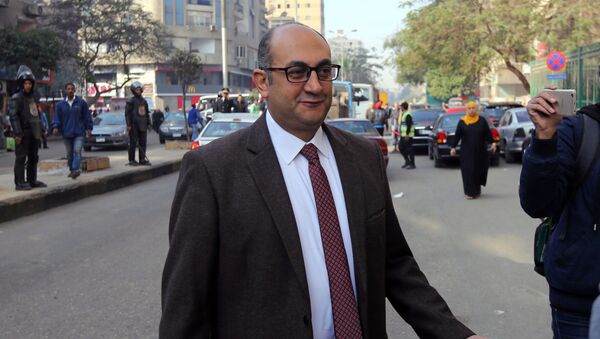 المحامي المصري والمرشح الرئاسي السابق خالد علي إلى المحكمة خلال محاكمته في القاهرة - سبوتنيك عربي