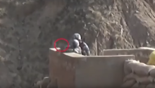 جندي يسقط قنبلة في التدريبات - سبوتنيك عربي