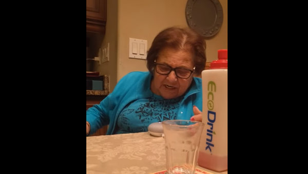 سيدة عجوز تحاول إستخدام مساعد غوغل - سبوتنيك عربي