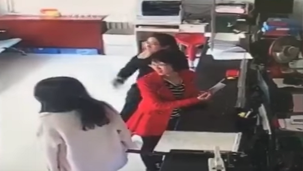 بالفيديو...موقف غريب لفتاة بمكتب استقبال - سبوتنيك عربي