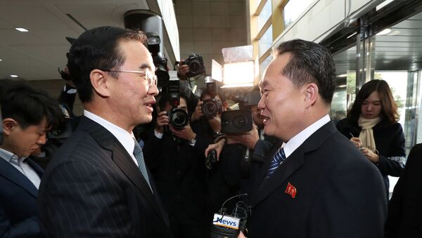 رئيس وفد كوريا الشمالية في لقاء مع زميله من كوريا الجنوبية - سبوتنيك عربي