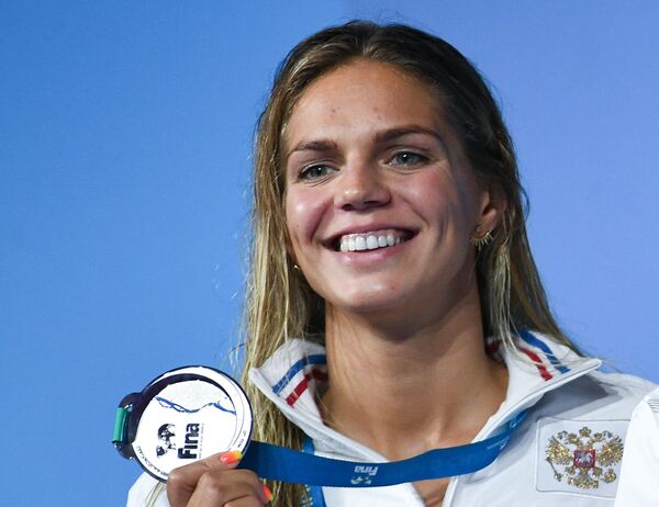 الرياضية الروسية يوليا إفيموفا، التي فازت بالميدالية الفضية في مسابقات السباحة لمسافة 50 مترا بين النساء في بطولة العالم الـ 17 للرياضات المائية في بودابست، المجر - سبوتنيك عربي