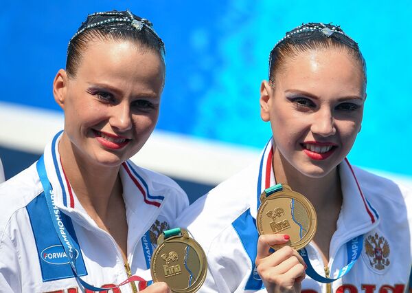 الرياضيتان الروسيتان سفيتلانا كوليسنيتشينكا وألكسندرا باتسكيفيتش، الحاصلتان على المداليات الذهبيات في بطولة العالم  للسباحة الإيقاعية الـ 22 - سبوتنيك عربي