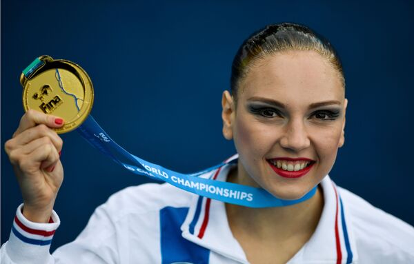 الروسية سفيتلانا كوليسنيتشينكا الحاصلة على المدالية الذهبية في بطولة السباحة الإيقاعية - سبوتنيك عربي
