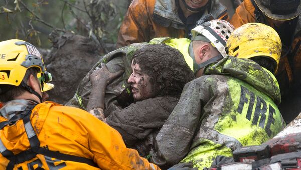 إمرأة من بين ضحايا انهيار أرضي في جنوب ولاية كاليفورنيا الأمريكية بتاريخ 10 يناير/كانون الثاني 2018 - سبوتنيك عربي