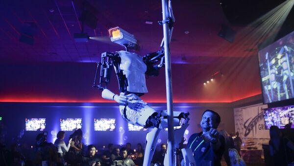 روبوت يرقص على عامود تعري على هامش معرض CES للتكنولوجيا في مدينة لاس فيغاس الأمريكية في يناير/كانون الثاني 2018 - سبوتنيك عربي