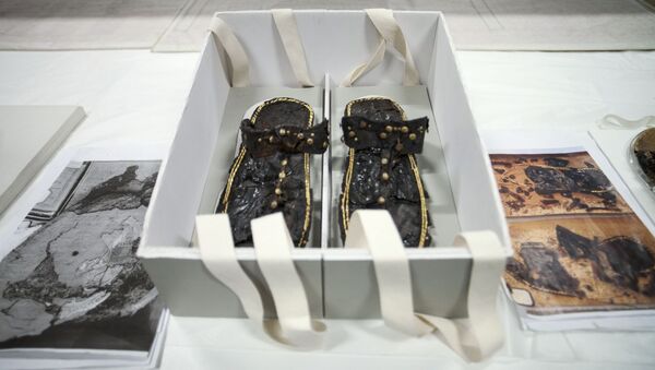 حذاء الفرعون توت عنخ أمون بعد ترميمه في المتحف المصري الكبير في الجيزة - سبوتنيك عربي