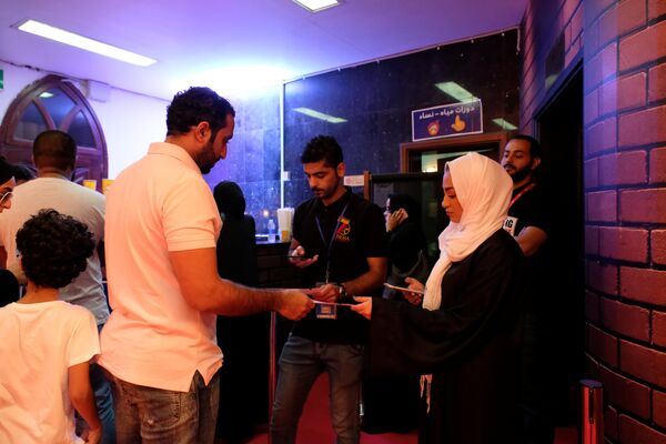 زوار السينما الأولى في المملكة العربية السعودية في جدة على مدى السنوات الـ 35 الماضية - سبوتنيك عربي