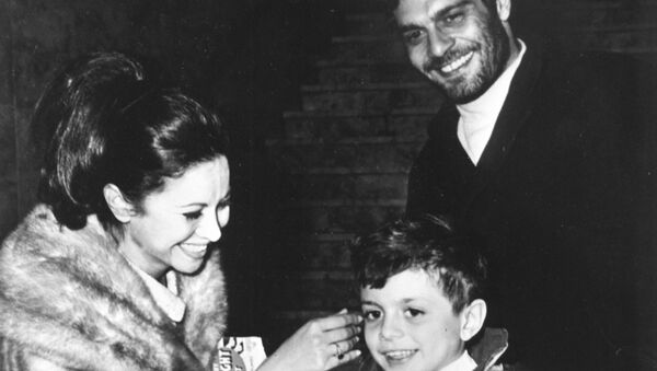 الممثلة المصرية فاتن حمامة مع زوجها الممثل عمر الشريف وابنهما طارق في عام 1965 - سبوتنيك عربي