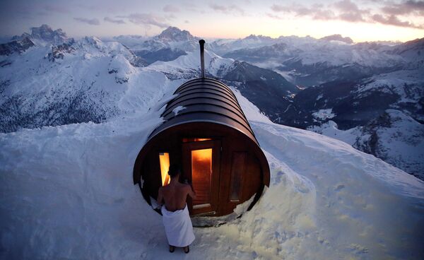 رجل يدخل الحمام الساخن في أعلى قمة جبل لاغازوي شمال إيطاليا - سبوتنيك عربي