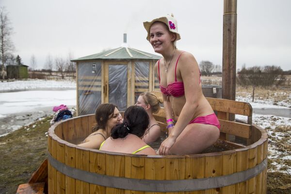 أشخاص يشاركون في ماراثون الحمام الساخن في أوتيبيا، إستونيا - سبوتنيك عربي
