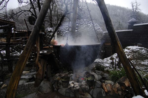 عطلة في الحمام الساخن بريتيش بانيا في المنتجع الشتوي كراسنايا بوليانا في سوتشي، روسيا - سبوتنيك عربي