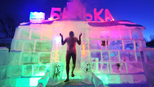 رجل يخرج من الحمام الساخن داخل مدينة جليدية في بايكالسك، روسيا - سبوتنيك عربي