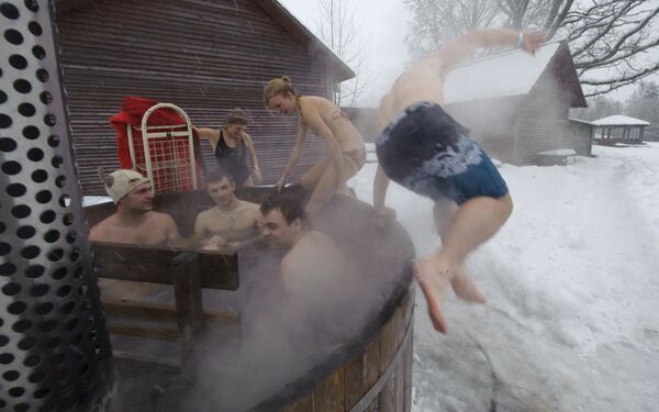 أشخاص يشاركون في ماراثون الحمام الساخن في أوتيبيا، إستونيا - سبوتنيك عربي