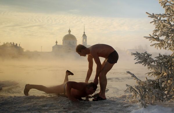 الغطس في مياه نهر فيليكايا بعد حمام ساخن في مدينة أوستروف بمنطقة بسكوفسكايا أوبلست - سبوتنيك عربي