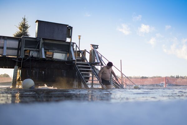 الغطس في مياه نهر بارد (+واحد فوق الصفر) بعد حمام ساخن، بينما درجة حرارة الجو تصل إلى - 17 تحت الصفر، فنلندا - سبوتنيك عربي