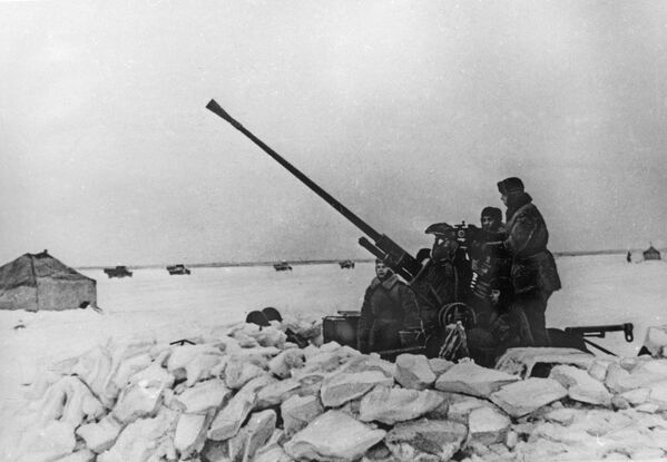 دوروغا جيزني (طريق الحياة) - الطريق الوحيد الذي يمر عبر بحيرة لادوجسكوي، والذي كان يصل مدينة لينينغراد المحاصرة بباقي أجزاء البلاد في فيترة 12 سبتمبر/ أيلول 1941 إلى مارس/ آذار 1943، خلال الحرب الوطنية العظمى (1941-1945) - سبوتنيك عربي