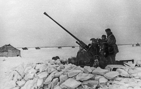 دوروغا جيزني (طريق الحياة) - الطريق الوحيد الذي يمر عبر بحيرة لادوجسكوي، والذي كان يصل مدينة لينينغراد المحاصرة بباقي أجزاء البلاد في فيترة 12 سبتمبر/ أيلول 1941 إلى مارس/ آذار 1943، خلال الحرب الوطنية العظمى (1941-1945) - سبوتنيك عربي