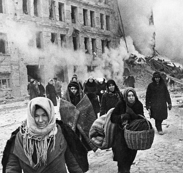 سكان مدينة لينينغراد المحاصرة يخرجون من منازلهم بعد إطلاق صافرات إنذار - سبوتنيك عربي