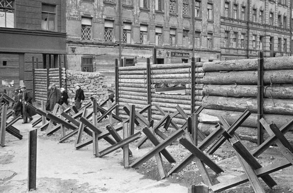 حواجز مضادة للدبابات في مدينة لينينغراد المحاصرة، أكتوبر/ تشرين الأول 1941 - سبوتنيك عربي