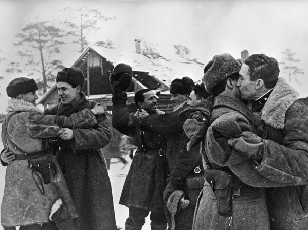 لقاء المحاربين من جبهتي القتال: جبهة لينينغرادسكي وجبهة فولخوفسكي، 18 يناير/ كانون الثاني 1943 - سبوتنيك عربي