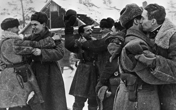 لقاء المحاربين من جبهتي القتال: جبهة لينينغرادسكي وجبهة فولخوفسكي، 18 يناير/ كانون الثاني 1943 - سبوتنيك عربي