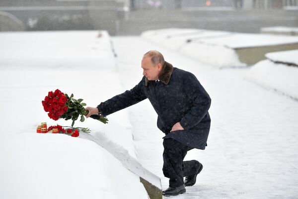 الرئيس فلاديمير بوتين يضع أكاليل الأزهار على النصب التذكاري لضحايا حصار لينينغراد، وذلك ضمن فعاليات إحياء الذكرى الـ 75 لكسر حصار لينينغراد - سبوتنيك عربي