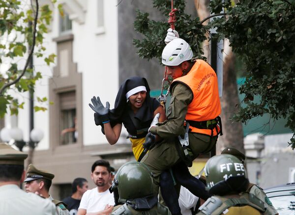 الشرطة تحتجز متظاهرا يرتدي زي راهبة خلال زيارة بابا الفاتيكان فرنسيس إلى سانتياغو، تشيلي 15 يناير/ كانون الثاني 2018 - سبوتنيك عربي