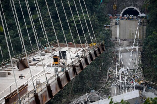 إنهيار جسر في فيغويابيتال الذي يربط بين بوغوتا وفيلافيسينسو، كولومبيا 15 يناير/ كانون الثاني 2018 - سبوتنيك عربي