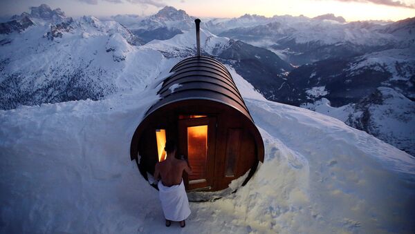 رجل يدخل الحمام الساخن في أعلى قمة جبل لاغازوي شمال إيطاليا - سبوتنيك عربي