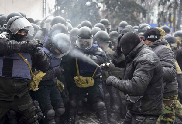 المحتجون، من أنصار الرئيس الجورجي السابق ميخائيل ساكاشفيلي، يشتبكون مع شرطة الشغب في كييف، أوكرانيا 16 يناير/ كانون الثاني 2018 - سبوتنيك عربي