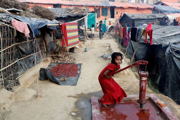 طفلة في مخيم بالونغ خالي للاجئين الروهينغا بالقرب من كوكس بازار، بنغلادش 14 يناير/ كانون الثاني 2018 - سبوتنيك عربي