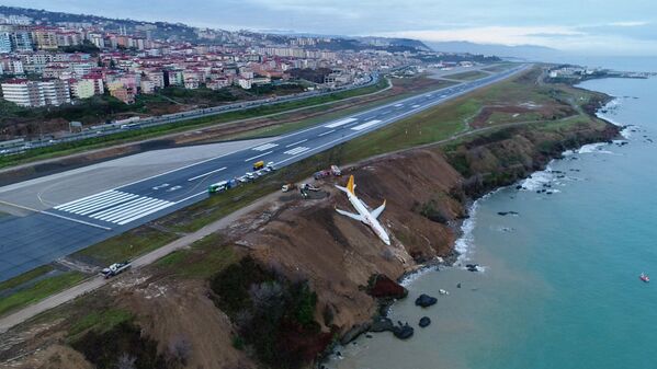 طائرة شركة الطيران الجوي بيغاسوس (Pegasus) على منحدر مطار طرابزون على البحر الأسود، تركيا 14 يناير/ كانون الثاني 2018 - سبوتنيك عربي